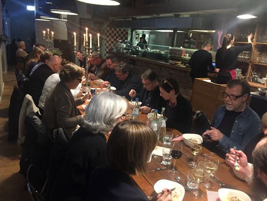 Die Lakritzfans an der langen Tafel