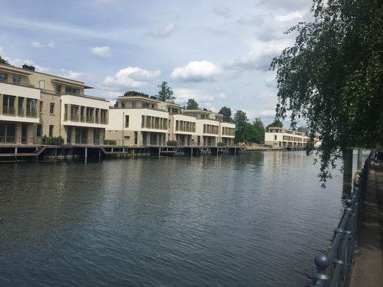 Wohnen am Tegeler Hafen, hat auch was, wenn man das Boot an der Terasse anlegen kann