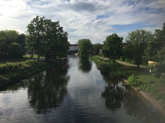 Kanufahrer üben für ein morgiges Event, im Hintergrund das Schloss