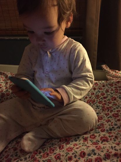 Elisa sieht zum ersten Mal ein Foto von Romina