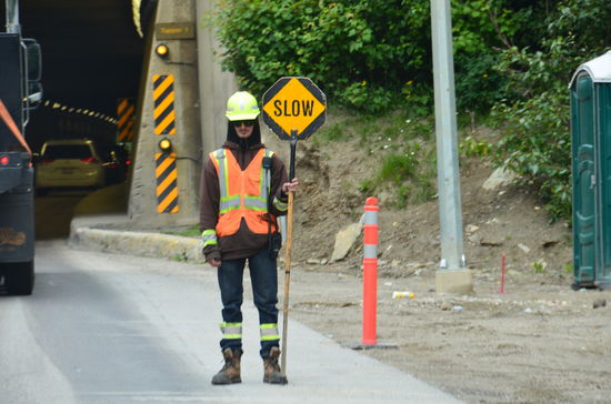 wohl der wichtigste Job an einer kanadischen Baustelle, eine lebende Ampel. Dies ist eines der ganz wenigen männlichen Exemplare.