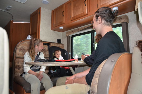 Elisa-Entertainment durch Tramper mit auf dem Weg nach Revelstoke