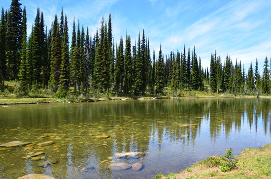 diesen See gibts nur im Juni und Juli und besteht aus geschmolzenem Bergschnee