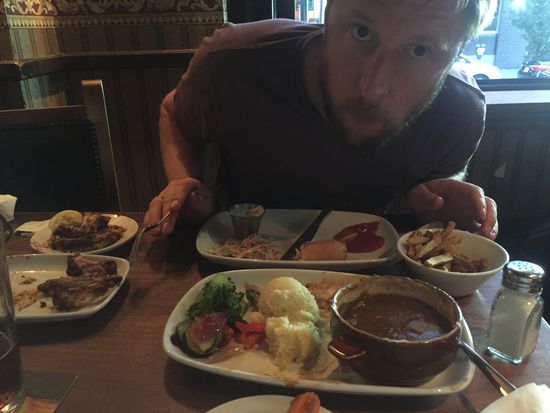 Kanadisches Pale Ale, Killkenney, Chicken Wings, Fish &amp; Chips, Guinnes Beef Pie und zum Abschluss ein Brownie mit MEGA Erdnusseiscreme