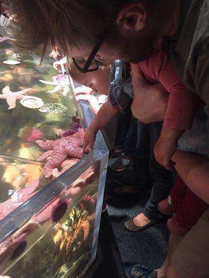 danach hat sie gleich mal ihren Finger in den Mund gesteckt, wie schmeckt denn so ein Seestern ?