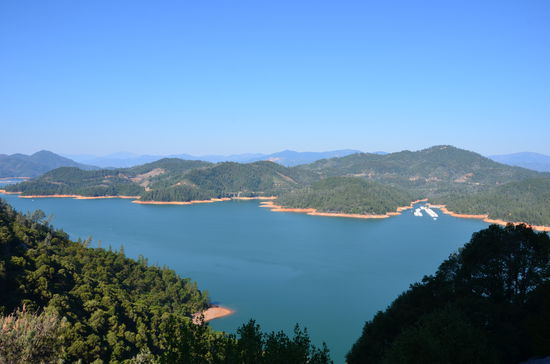 Blick vom Höhlenausgang weiter oben am Berg