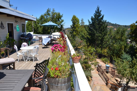 Blick nach links. 
eine Etage tiefer, der Pool &amp; Hot Tube  rechts unten der Ziegen &amp; Hühner Stall.