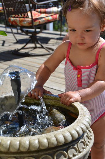 Elisas Liebligsbeschäftigung hier, am Brunnen spielen! Stundenlang!