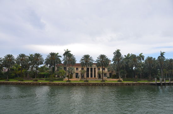 das größte Haus hier gehört dem Erfinder von Viagra