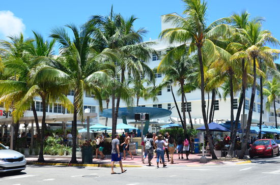 Das Clevelander DER Open Air Club mit Pool in der Mitte.