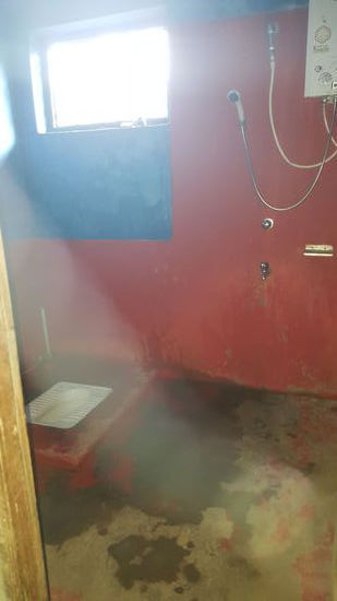 unser spärliches Badezimmer!
Suresh hat uns gestern eine warme Dusche versprochen. Dazu muss erstmal die Gasflaschen montiert werden. Aber die warme Dusche war schon ein Genuss!