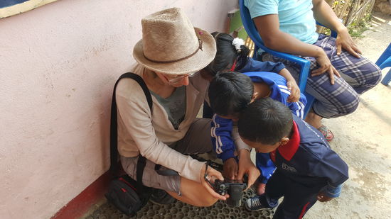 Ines mit neugierigen Kindern - Die Kleinen würden am liebsten in den Fotoapparat rein kriechen...