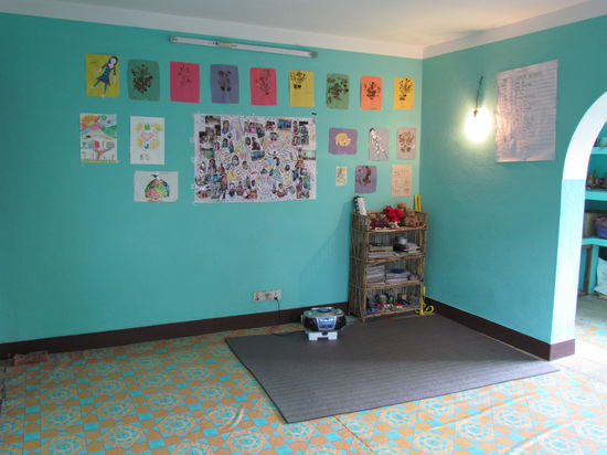 Das Wohnzimmer - ohne jeglichen Komfort, wenigstens gibt es einen Radio