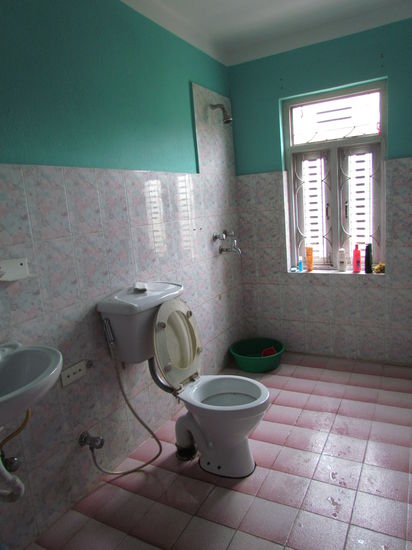 Da Badezimmer, leider nur mit kaltem Wasser, aber bei der Hitze im Sommer macht das nichts. Im winter wird es dann schon schwieriger, denn da ist es in dieser Gegend auch sehr kalt.