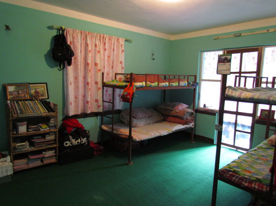 Hier schlafen die Mädchen und Lila. 2 der kleinen Kinder schlafen meistens gemeinsam in einem Bett.