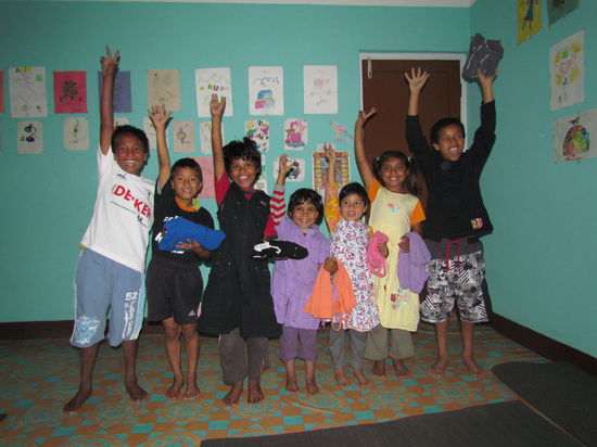 Die Kinder mit der neuen Kleidung, alles wurde gleich anprobiert.