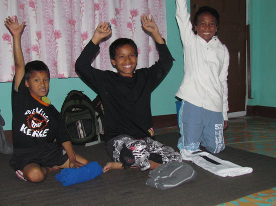 Die Jungs freuen sich über neue Shorts, T-Shirts und Pullis
Pradip - Sabin - Sushil