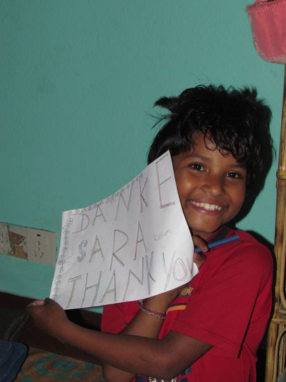 Die Kinder haben Dankesbotschaften für die tolle Kleidung gemacht