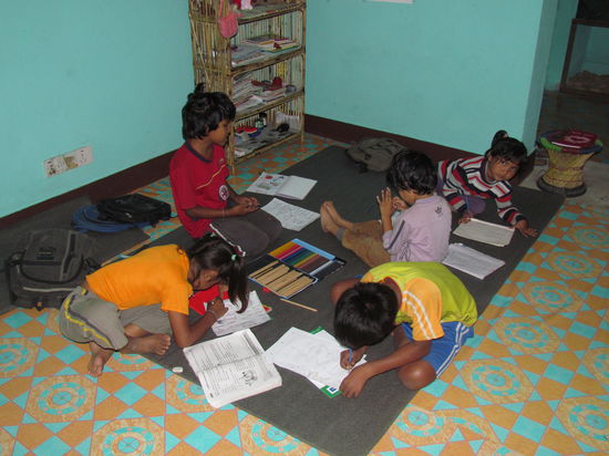 Hausaufgaben machen und zeichnen