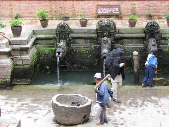 öffentliche Wasserstelle - Manga Hiti -, hier holen die Einheimischen Ihr Trinkwasser. Die Stelle wird seit dem 6.Jh genutzt.