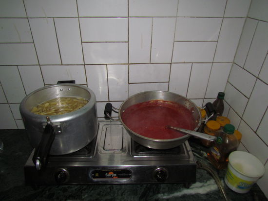 Ein großer Topf voller Nudeln für die Kinder