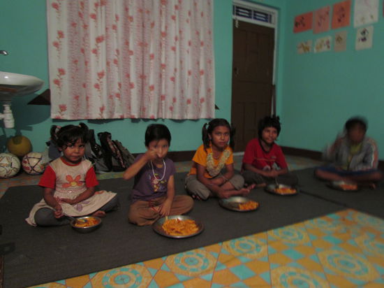 Das Abendessen wird immer auf dem Boden eingenommen, Tische gibt es hier nicht.