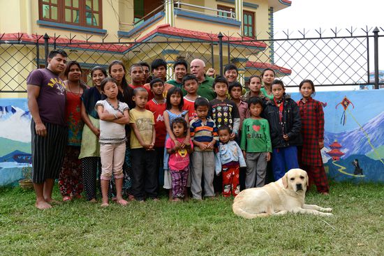 Die Kinder mit den Betreuern Suresh und Hans. Dieses Foto stammt vom Juni 2015