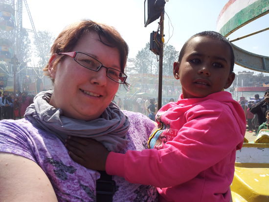 Sylvia mit Aysha - dem Mädchen das gerade gestern aufgenommen wurde.
Sie trägt so kurzes Haar weil beim Tod eines Elternteil bei einem Ritual die Haare geschoren werden.