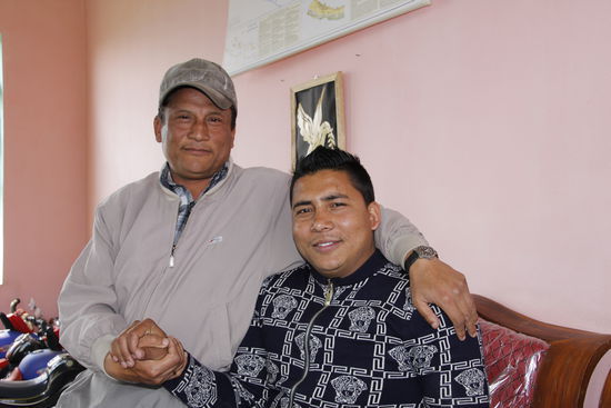 der Schul-Direktor Ramesh mit Suresh