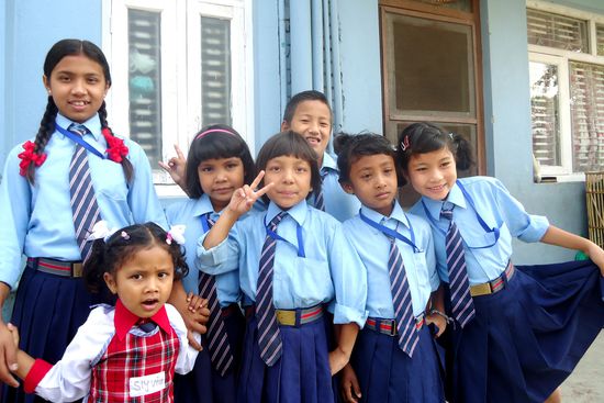 Von links: Esmee (die Älteste), Sylvia (die Kleinste), Sony, Sajina, Pratip, Karuna, Micky,