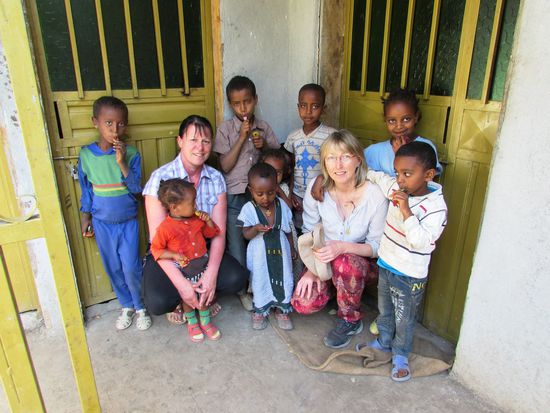 Christine und Ines mit den Kids vom Happy Families Home