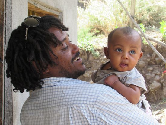 Happy mit der kleinen Liya, sie ist gerade mal 4 Monate alt