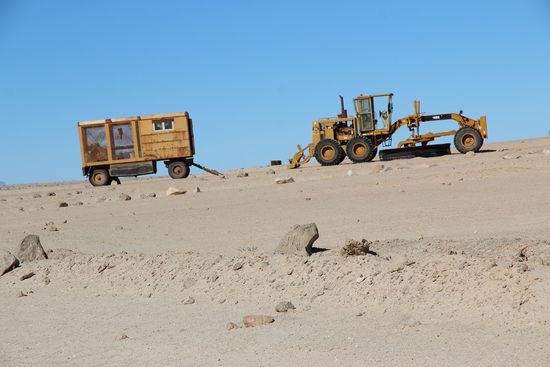 ...mit diesem "Gerät" (rechts) werden die Schotterpisten "geglättet" - ab und an kommt einem so ein Gefährt entgegen...dann heißt es "ausweichen" auf rutschiger Schotterpiste.