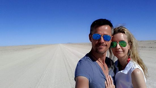 Eine Straße, die nie zu enden scheint...rechts und links davon: Sand, soweit das Auge reicht...