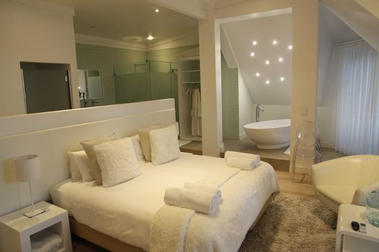 Ungewohnt städtisch nach den Tagen in den Lodges auf dem Land: Unser Zimmer in den Swakopmund Luxury Suites.