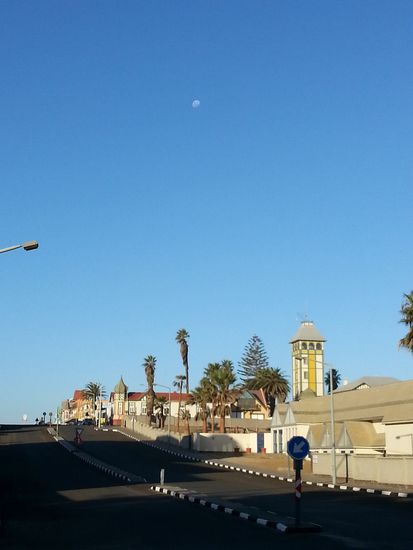 Swakopmund: breite Straßen, viele deutsche Straßennamen...irgendwie ganz malerisch (wenn die Sonne scheint), aber größtenteils mit dem Charme der 70iger Jahre.