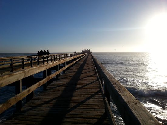 Der lange Steg zum "Jetty 1905" - dem Restaurant, in dem Touristen schon von Deutschland aus einen Tisch reservieren  (nee, sowas haben wir natürlich nicht gemacht)