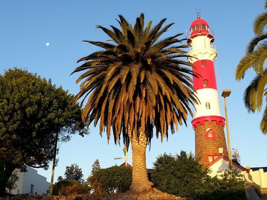 Für uns das schönste Fotomotiv in Swakopmund: der Leuchtturm, in welchem sich das Restaurant "22 Degrees South" befindet - sehr empfehlenswert übrigens!