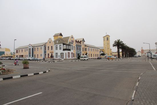 ...irgendwie wie eine Geisterstadt...kaum zu glauben, dass 15 km landeinwärts blauer Himmel sein soll...ist aber so.