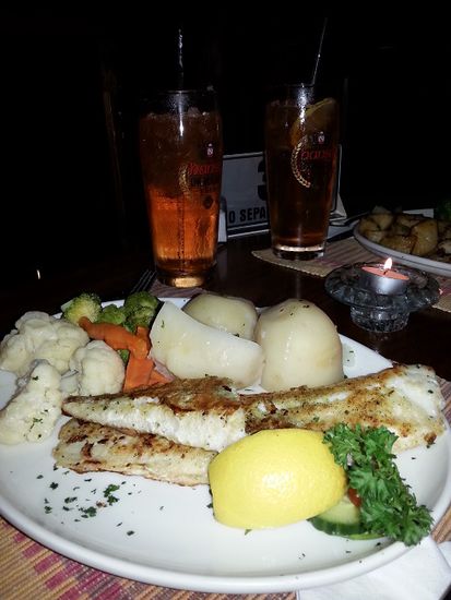 Versöhnung mit dem Tag mit fangfrischem Fisch in "Kücki's Pub": Wir probierten den "Kingklip". Der aalartige Bodenfisch lebt an den Küsten Südafrikas und Namibias auf felsigen Regionen des Kontinentalschelfes....und schmeckt lecker !