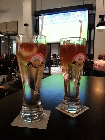 Den haben wir noch gar nicht vorgestellt: den namibischen "Rock Shandy". Zutaten: 0,2l Zitronenlimonade, 0,2l Mineralwasser, 2 cl Zitronensaft, 10 Tropfen Angostura. Ist alkoholfrei und wir können nicht genug davon bekommen!