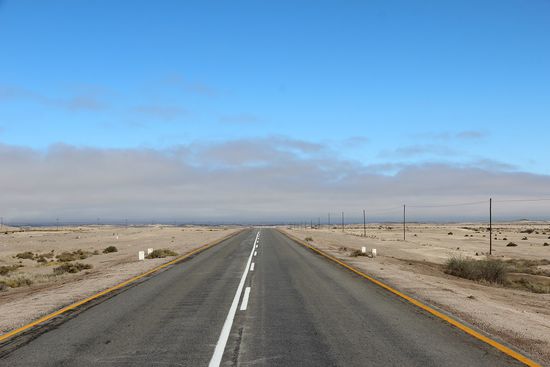 Der Ehrlichkeit halber müssen wir unsere gestrige Aussage bezüglich der Nebel-/Sonnenwende von 15 auf 8,5 Km korrigieren. Also schnell rechts ran gefahren, raus aus dem Fliespulli, Sonnenbrille aufgesetzt und wo man schon steht, schnell noch ein Foto geknipst.
