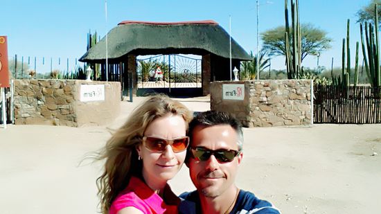 Ankunft an der Onduruquea Guestfarm. Da uns anfangs aus besagten Gründen der Eintritt verwährt blieb, hatten wir ausreichend Zeit 1 bis 836,5 Selfies zu schießen.