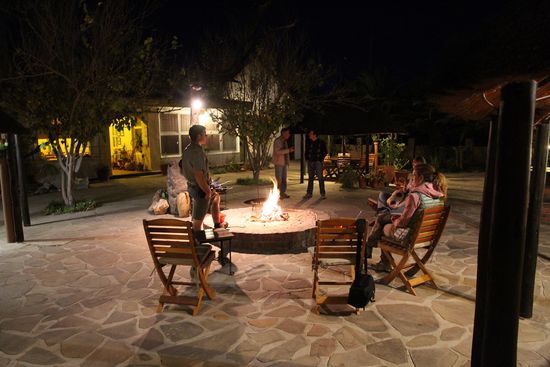 Abends trifft sich die Familie mit den Gästen am Lagerfeuer...