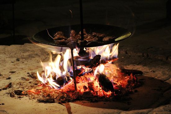 ...um dieses nach einiger Zeit als Wärmequelle für den wahrscheinlich aller ersten Webergrill (ca. anno 1876) zu nutzen.