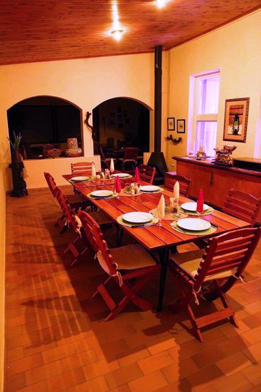 Gegessen wurde dann Oryx-Steaks, Elandantilopen Gulasch, Spätzle, frisches Gemüse, Kartoffelbrei im Kürbis, Salat und natürlich leckeres Dessert ... in diesem überdachten Außenbereich der Guestfarm.