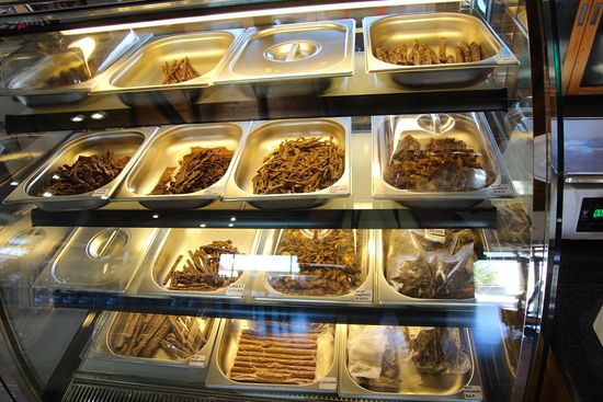 Hier kommen wir tatsächlich in den teilweise doch recht zweifelhaften Genuss verschiedenster Varianten von Trockefleisch...am Ende hat ein salamiähnliches Würstchen "das Rennen gemacht". Das war wirklich sehr lecker und perfekt für unser Abendessen.