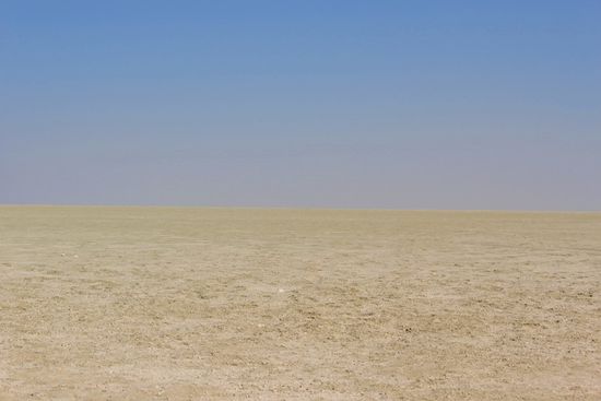 Unwirkliches Farbspiel am Etosha View Point - mitten in der Salzpfanne.