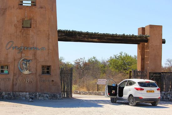 Tagesziel erreicht - das Onguma Resort. Direkt hinter dem Etosha Osttor (Van Lindquist) geht es für uns drei Tage ins "Onguma The Fort". Zu diesem Zeitpunkt ahnten wir noch nicht, in was für ein afrikanisch-orientalisches Märchenland wir kommen werden...