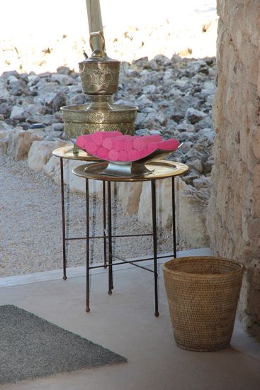 Vor dem Eingang dürfen sich die Gäste nach der Tradition des Onguma erst einmal die Hände waschen, um sich vom Staub des Etosha Parks zu befreien.